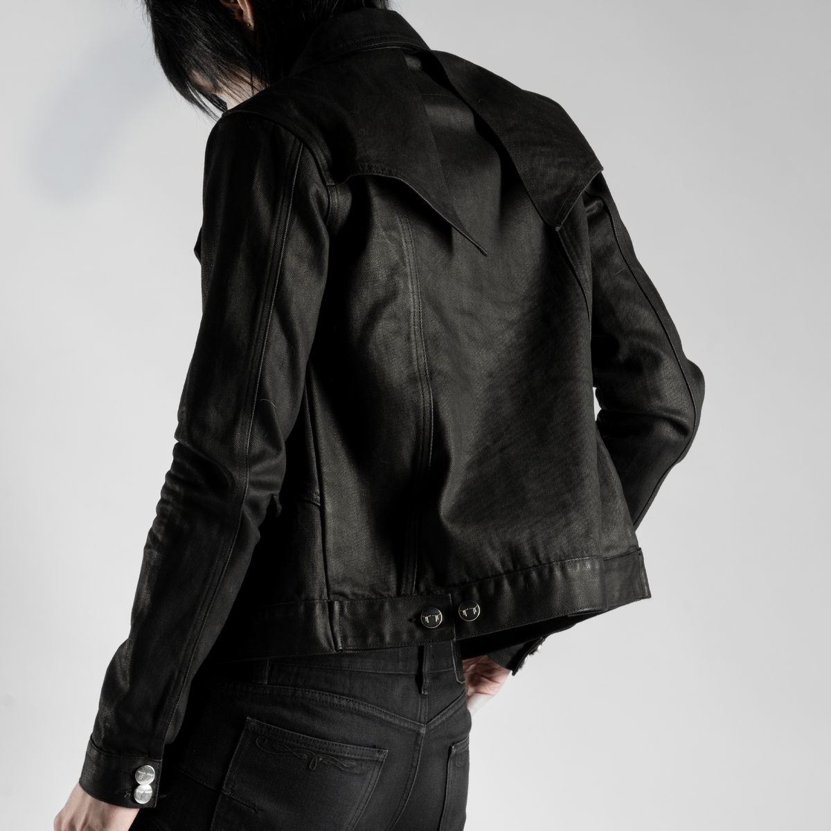 SIGNATURE TRUCKER JACKET IN WAXED NOIR DENIM