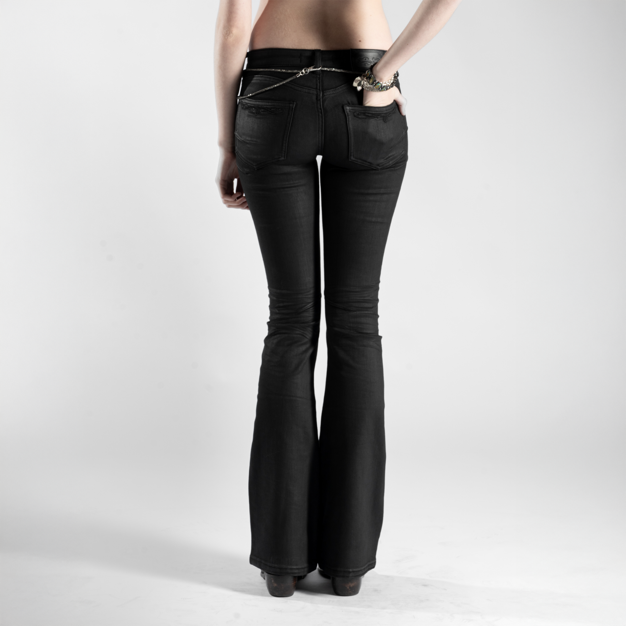 AMÉLIE SKINNY FLARED JEANS IN WAXED NOIR DENIM