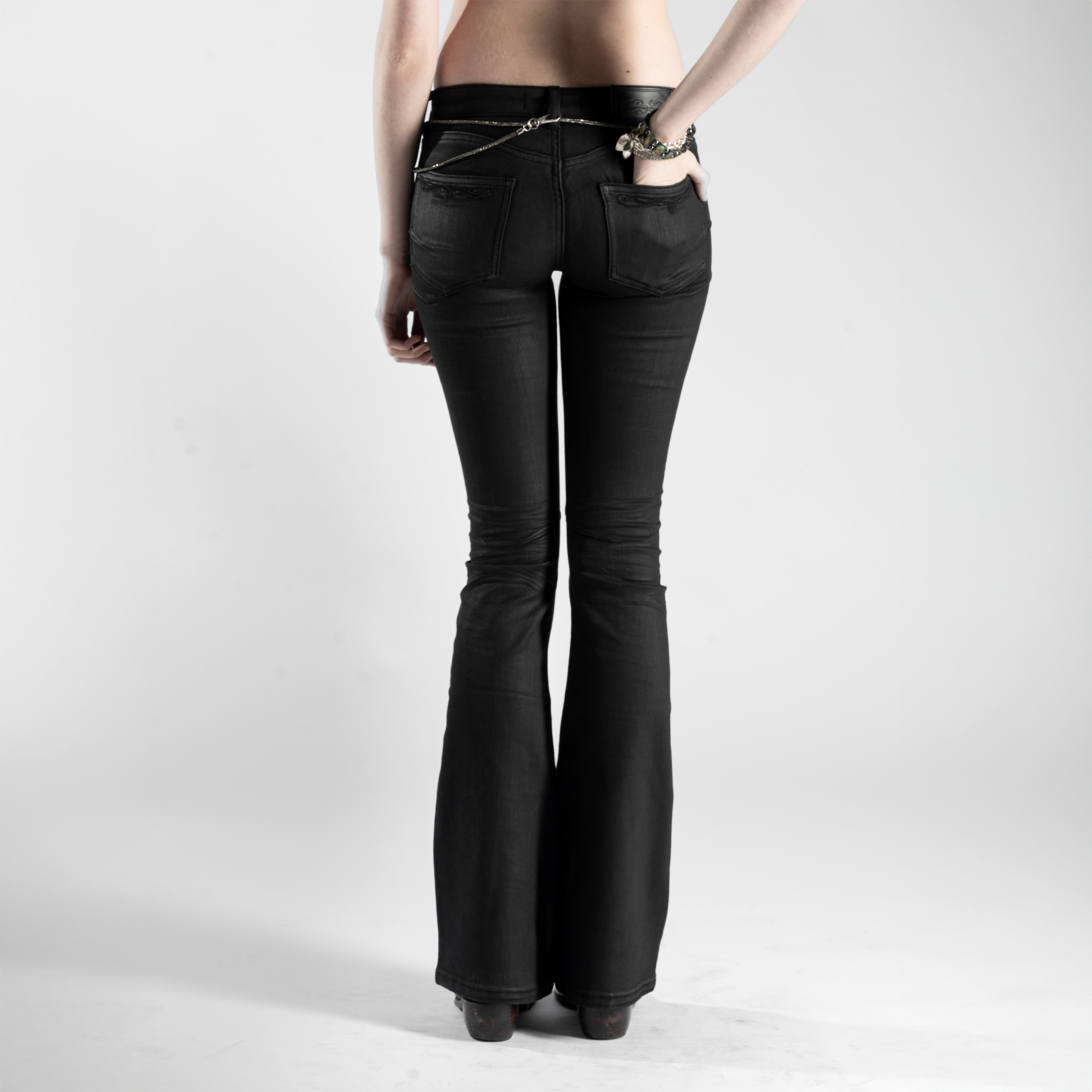 AMÉLIE SKINNY FLARED JEANS IN WAXED NOIR DENIM