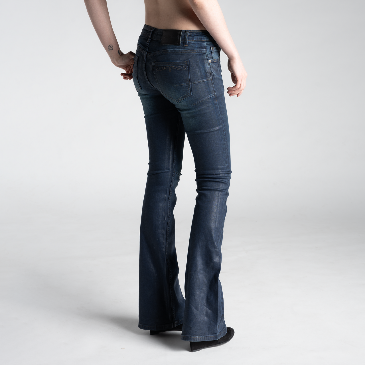 AMÉLIE SKINNY FLARED JEANS IN MIDNIGHT WAXED DENIM