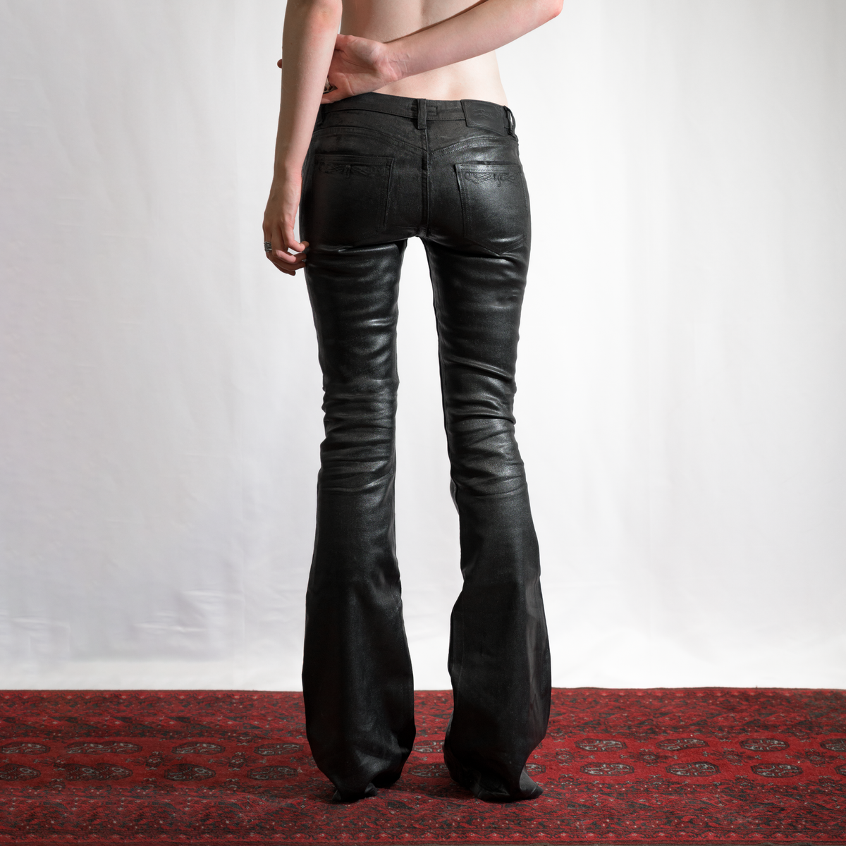 SKINNY FLARED JEANS IN LACQUER NOIR DENIM