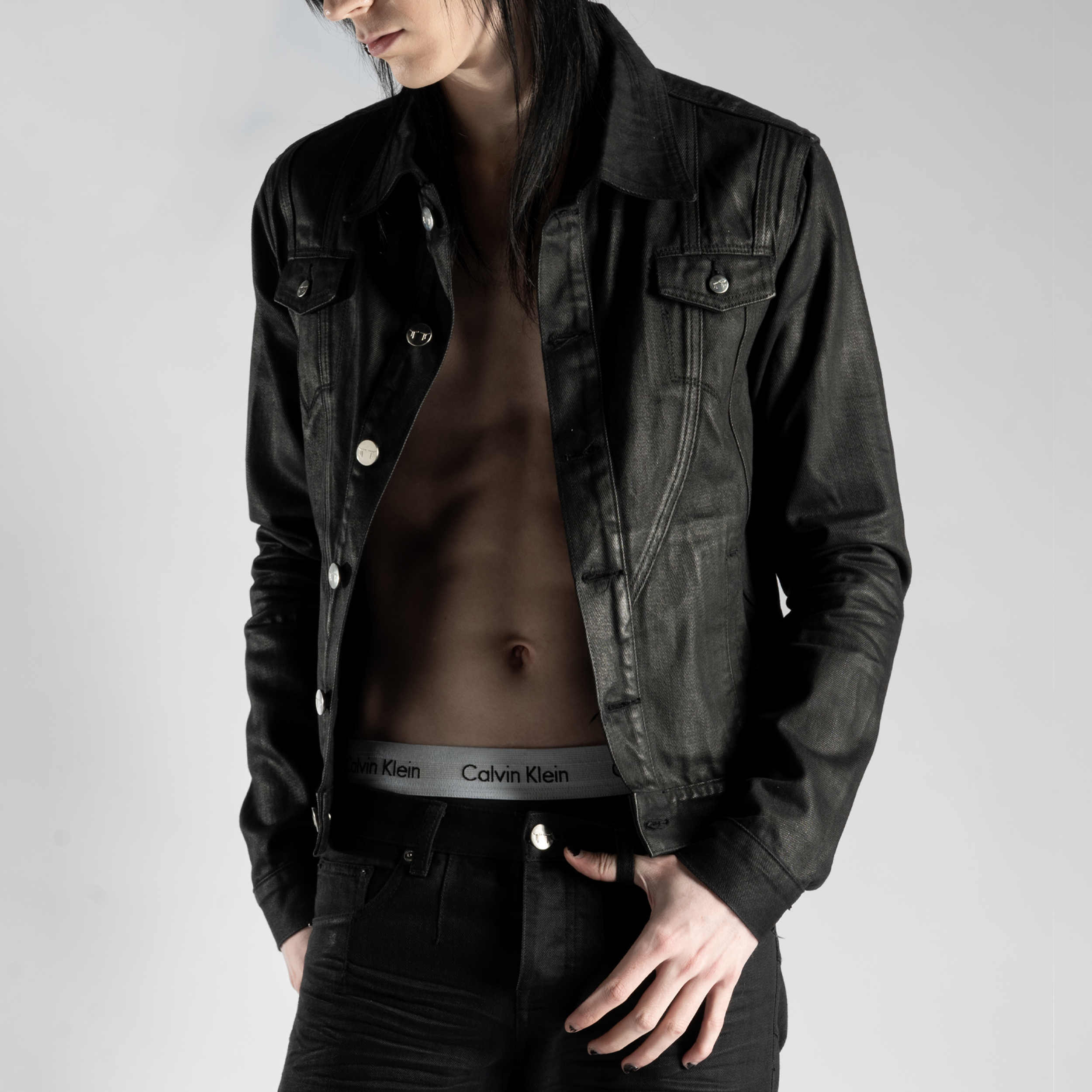 SIGNATURE TRUCKER JACKET IN WAXED NOIR DENIM