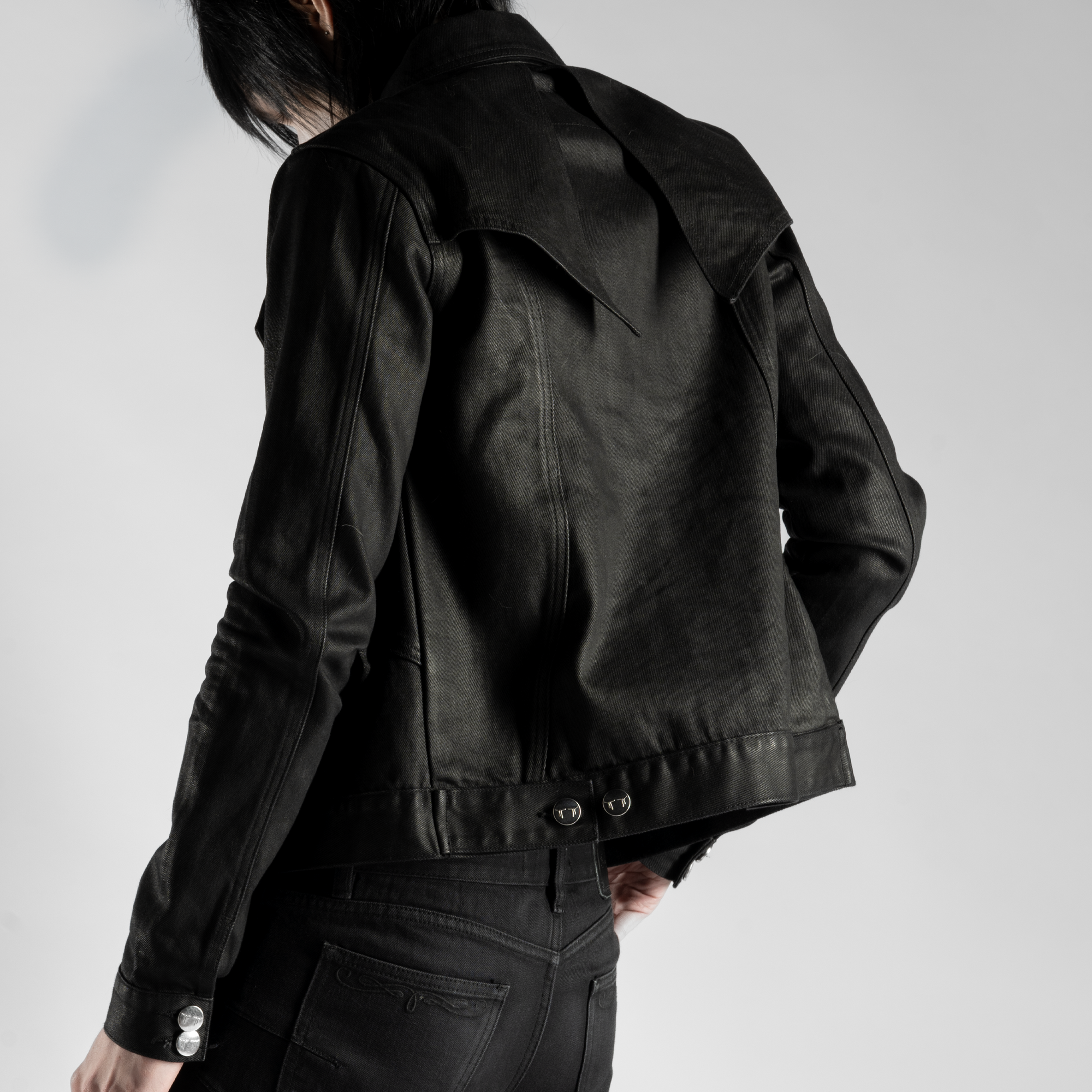 SIGNATURE TRUCKER JACKET IN WAXED NOIR DENIM