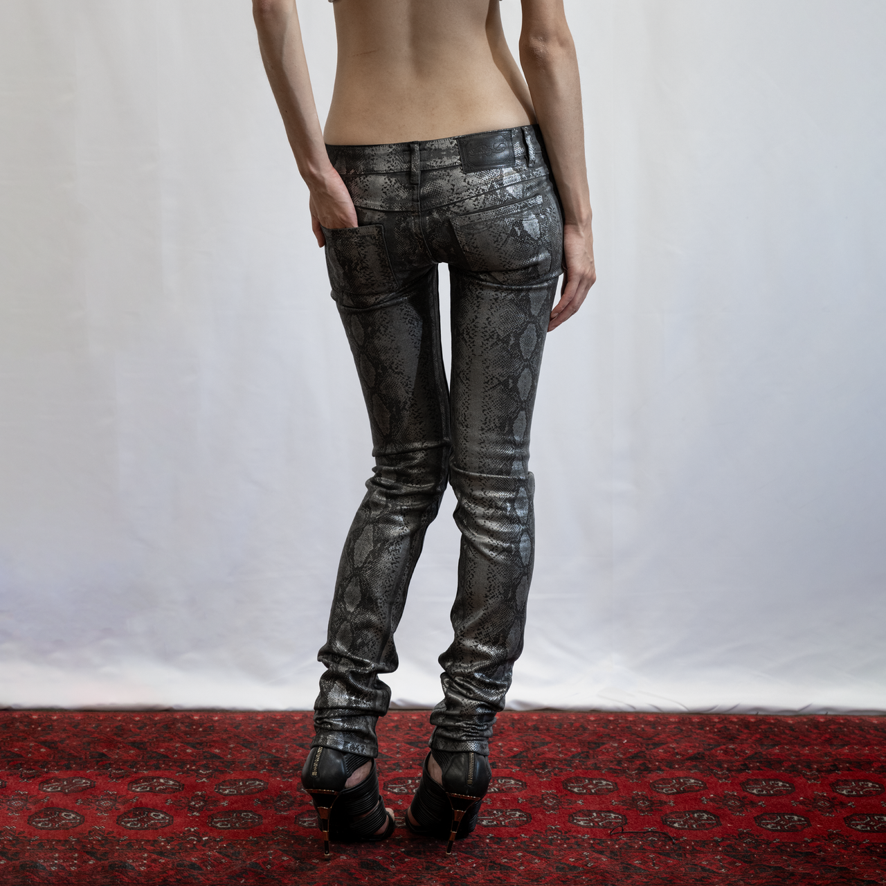 SKINNY JEANS IN SNAKESKIN WAXED NOIR DENIM
