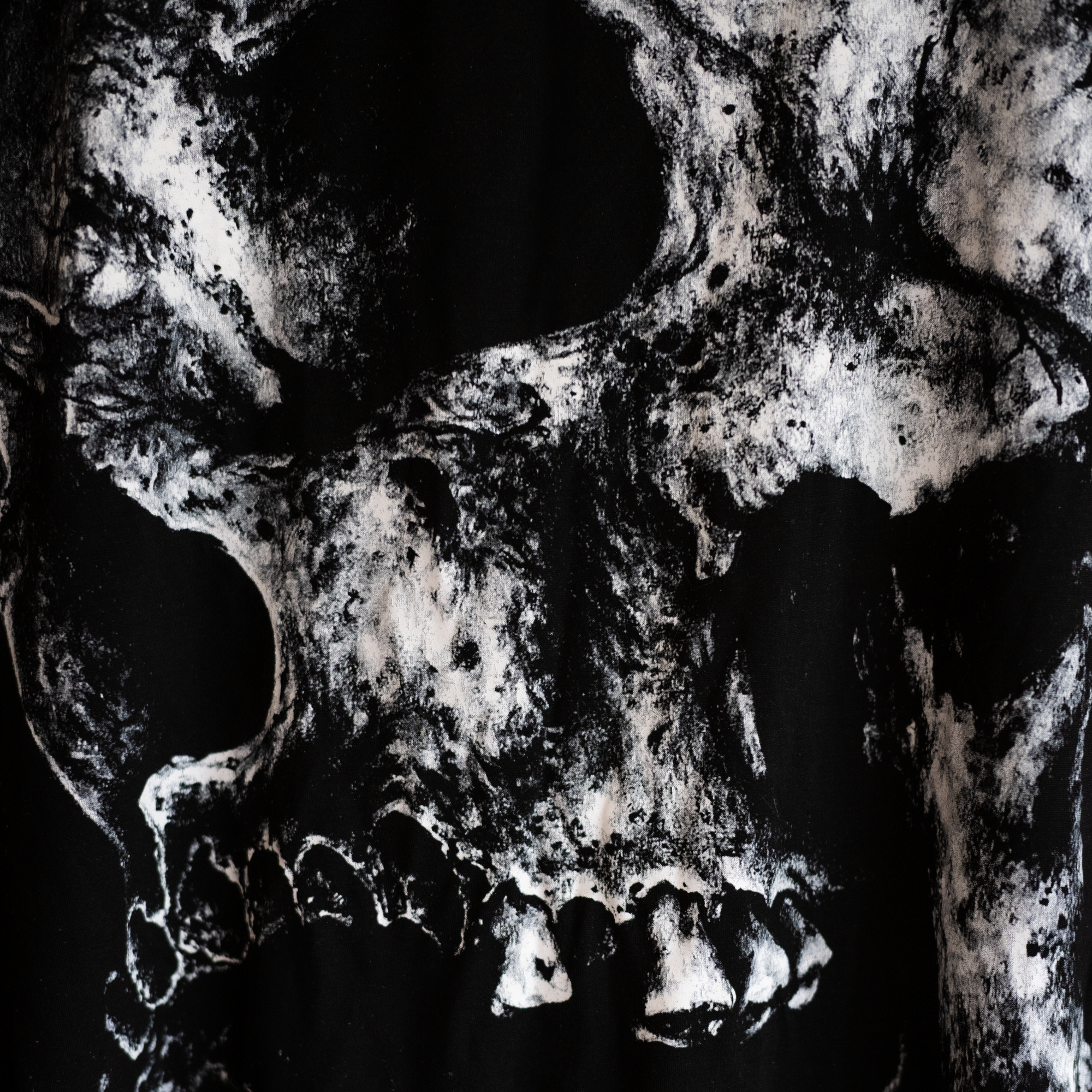 DECAYED SKULL GRAPHIC PRINT T-SHIRT IN SOFT BLACK COTTON