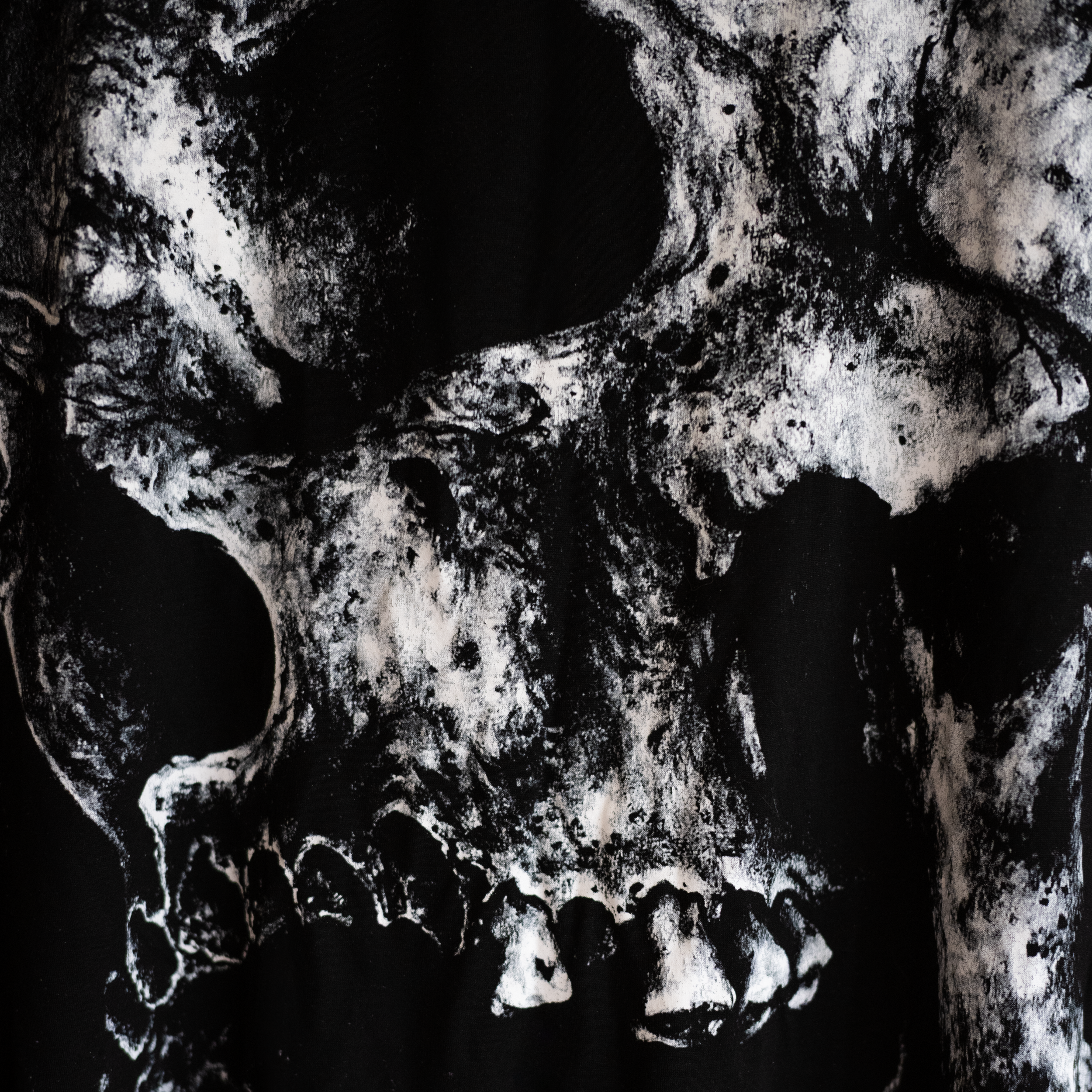 DECAYED SKULL GRAPHIC PRINT T-SHIRT IN SOFT BLACK COTTON